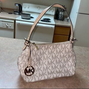 Michael kors purse used but in good condition